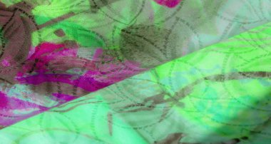 Parlak yeşil, pembe ve mor tonlarda soyut desenler içeren renkli kumaşların yakın çekimi. Yumuşak, kıvrımlı dokular ve kıvrımlı katmanlar halinde yakalanıyor..