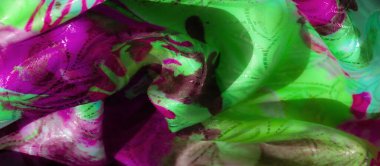 Canlı, pembe ve yeşil kumaşlı, parlak desenli, soyut desenleri ve ışık yansımalarını gösteren yakın plan çekimler..