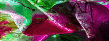 Yeşil ve mor desenli kumaş, ışık yansımaları, soyut, akışkan ve organik bir his yaratıyor. Renkler kusursuz bir şekilde karışıyor, kumaşa hareket ve enerji hissi veriyor..