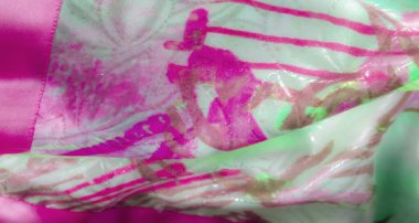 Parlak yeşil ve pembe soyut kumaş yansıtıcı gölgeler, karmaşık kıvrımlar ve akışkan dokular.