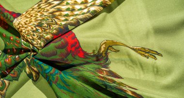 Yeşil zemin üzerinde uçan bir sülünün canlı bir çizimi. Karmaşık tüy detayları ve koyu kırmızı, yeşil ve mavi renkler..