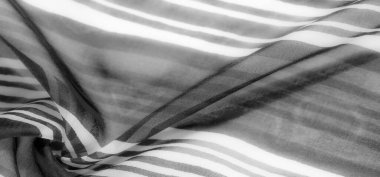 Dikey çizgileri ve ince kıvrımları olan gri pullu kumaş minimalist estetik ve yumuşak kıvrımlı akışkan, pürüzsüz bir doku oluşturuyor..