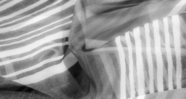 Gri tonlu dikey çizgili kumaş, pürüzsüz ve zarif bir akış oluşturarak, minimalist ve çağdaş tasarımını geliştiriyor..