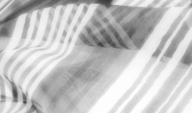 Gri tonlu dikey çizgili kumaş, pürüzsüz ve zarif bir akış oluşturarak, minimalist ve çağdaş tasarımını geliştiriyor..