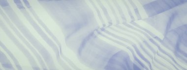 Değişen çizgili genişliklere sahip katlanmış bir kumaş, nazik bir dalga etkisi yaratıyor. Şeffaf doku ışığın geçmesini sağlar, mavi ve beyazın yumuşak pastel renk şemasını güçlendirir.