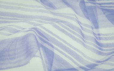 Şeffaf çizgileri olan akıcı bir kumaş. Yumuşak malzeme zarif kıvrımlar oluşturur, rahatlatıcı, soyut bir tasarım yaratır..