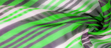 Görüntüler serisi hafif kumaş üzerinde canlı yeşil ve gri yatay çizgiler içererek, görsel olarak dinamik ve akışkan bir model oluşturur. Dalgalı çizgiler, açık ve koyu tonların karışımını sunar..