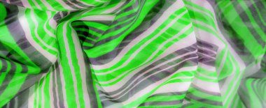 Çok güzel yeşil ve gri çizgili bir kumaşa sahiptir. Yumuşak çizgiler hassas bir akıcılık ve doku oluşturur. Kumaşın şeffaflığı genel estetiğe derinlik katıyor.,