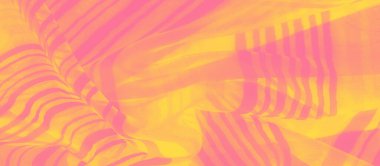 Pembe ve sarı tonlarda, yumuşak, çizgili kumaştan oluşan soyut bir düzenleme. Değişken renkler ve akışkan şekiller, modern tasarımlar veya sanatsal arka planlar için mükemmel bir hareket hissi ekler..