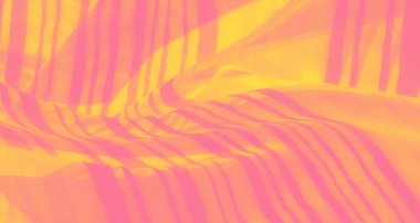Pembe ve sarı tonlarda, yumuşak, çizgili kumaştan oluşan soyut bir düzenleme. Değişken renkler ve akışkan şekiller, modern tasarımlar veya sanatsal arka planlar için mükemmel bir hareket hissi ekler..