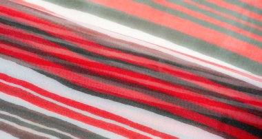 Bu görüntüler dinamik kırmızı, siyah, beyaz ve yeşil çizgili yumuşak, dalgalı bir kumaşın canlı ve yakın çekim görüntüsünü sergiliyor. Karmaşık kıvrımlar ve dokular saf maddeyi vurguluyor.