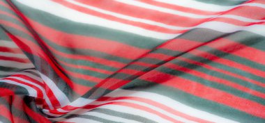 Canlı, saf kumaş, dinamik kırmızı, siyah ve beyaz çizgiler geometrik akışa göre dizilmiş. Hassas dokusu ve zengin renkleri güzel, soyut bir örtü etkisi yaratır.