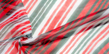 Canlı, saf kumaş, dinamik kırmızı, siyah ve beyaz çizgiler geometrik akışa göre dizilmiş. Hassas dokusu ve zengin renkleri güzel, soyut bir örtü etkisi yaratır.