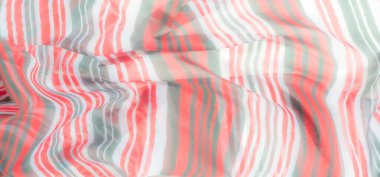 Koyu kırmızı, beyaz ve siyah çizgili saf kumaş. Akan doku dinamik kıvrımlar ve röfle yaratır, kumaşa zarif ve sofistike bir görünüm verir.,