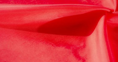 Yumuşak, sıvı kıvrımlı, yumuşak kırmızı kumaştan çarpıcı bir makro çekim derinlik ve boyut yaratır. Işık ve gölgenin etkileşimi canlı kırmızı renkleri güçlendirir.,