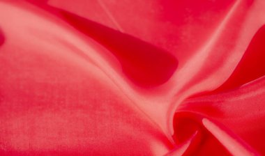 Yumuşak, akışkan kıvrımları olan güzel dokulu kırmızı bir kumaş. Canlı kırmızı tonu ve pürüzsüz, ipek gibi dokusu onu zarafet, lüks ve moda ya da tasarım için mükemmel kılıyor.