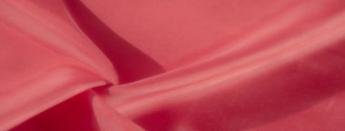 Parlak kırmızı, ipeksi kumaşlar zarif bir şekilde katlanmış ve yumuşak, akışkan şekiller oluşturmuş. Doku ince ışıklandırmayla pürüzsüzdür, hareket ve lüks hissi yaratır..
