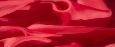 Bu canlı kırmızı kumaş yumuşak ve zarif kıvrımlı akıcı, pürüzsüz bir dokuyu temsil eder. Işık ve gölgenin ince oyunu, kumaşın lüks yüzeyinin derinliğini ve zenginliğini arttırır..