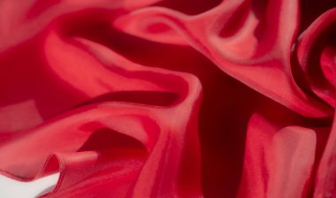Pürüzsüz, akışkan kıvrımlı kırmızı kumaştan detaylı bir kare. Canlı kırmızı renk ve ipeksi doku dinamik ve lüks bir his yaratır. Moda ve tekstil tasarımları için mükemmeldir..