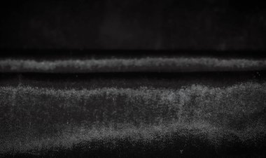 Karanlık bir zemin üzerinde ince noktalı bir doku, dijital sunumlar, web siteleri veya sanat projelerinde kullanım için temiz ve modern bir tasarım sağlar..