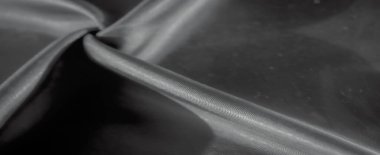 Kumaşın hareketini ve dokusunu vurgulayan yakın çekim kumaşı. Monokrom palet kıvrımların derinliğini arttırır. Görüntüye sofistike ve huzurlu bir ton verir..