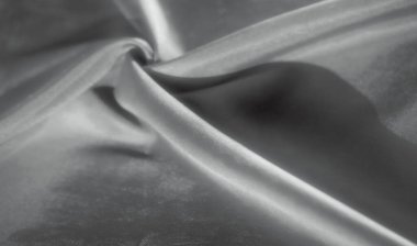 Kumaşın hareketini ve dokusunu vurgulayan yakın çekim kumaşı. Monokrom palet kıvrımların derinliğini arttırır. Görüntüye sofistike ve huzurlu bir ton verir..