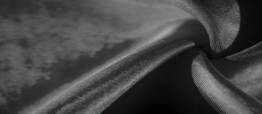 Yumuşak tek renkli kumaştan yapılmış, huzurlu ve sanatsal bir görüntü. Malzemenin pürüzsüz, akışkan kıvrımları yüzeyde ışık ve gölgenin ustaca oynadığı bir hareket ve zarafet hissi yaratır.