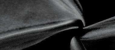 Yumuşak tek renkli kumaştan yapılmış, huzurlu ve sanatsal bir görüntü. Malzemenin pürüzsüz, akışkan kıvrımları yüzeyde ışık ve gölgenin ustaca oynadığı bir hareket ve zarafet hissi yaratır.