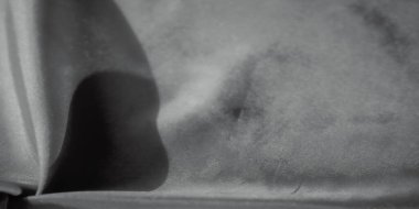 Yumuşak tek renkli kumaştan yapılmış, huzurlu ve sanatsal bir görüntü. Malzemenin pürüzsüz, akışkan kıvrımları yüzeyde ışık ve gölgenin ustaca oynadığı bir hareket ve zarafet hissi yaratır.