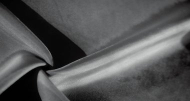 Zarif Dalgalanmalı Zarif Drape Kumaş, doğal dalgalanmalarını ve pürüzsüz yüzeyini vurgulayan zarif bir kumaş görüntüsü. Yüzeydeki ışık oyunu dokuyu güçlendirir.