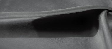 Zarif Dalgalanmalı Zarif Drape Kumaş, doğal dalgalanmalarını ve pürüzsüz yüzeyini vurgulayan zarif bir kumaş görüntüsü. Yüzeydeki ışık oyunu dokuyu güçlendirir.