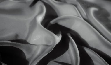 Yumuşak ışıkta çekilen, karmaşık kıvrımlar ve doğal akış gösteren güzel desenli bir kumaş. Kumaşın parlak dokusu lüks ve sofistike bir hava katar..