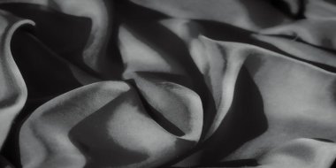 Yumuşak kıvrımlı yumuşacık bir kumaş, akıcılık hissi yaratıyor. Işığın ve gölgenin hassas kontrastı lüks dokuyu ortaya çıkararak sahneyi hem modern hem de huzurlu kılıyor..