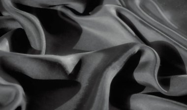 Pürüzsüz kıvrımlı, tek renkli kumaş akışı. Işık ve gölgenin etkileşimi dokuyu güçlendirir, malzemeyi yumuşak ve narin gösterir..