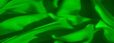 Minimalist bir kompozisyonda pürüzsüz ve canlı yeşil bir kumaş. Işık ve gölge oyunu soyut bir etki yaratarak maddenin dokusunu güzel bir şekilde öne çıkarıyor..