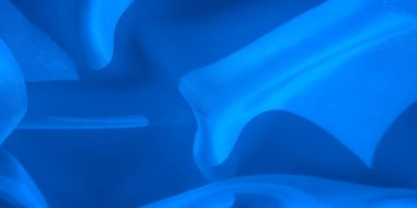 Mavi kumaşın akışkan kıvrımlarına ve karmaşık dokularına odaklanmış sanatsal bir soyutlaması. Aydınlık ve karanlık alanlar arasındaki etkileşim derinlik ekler ve görüntü boyunca görsel bir ritim yaratır..