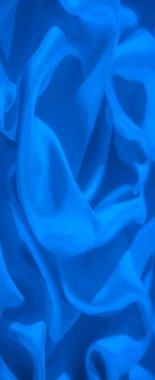 Mavi kumaşın dinamik ve dalgalı çizgileriyle güzel bir soyut görüntüsü. Birbirine dolanmış kıvrımlar, koyu mavi gölgeler ve hassas ışık efektleriyle güçlendirilmiş uyumlu bir hareket yaratır..