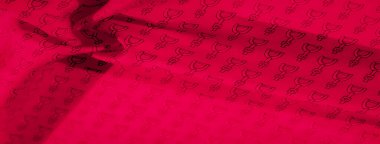 Her yerde geometrik izi olan parlak kırmızı bir kumaş, açısal semboller ve temiz çizgiler içeriyor. Kumaşın kıvrımları dinamik gölgeler oluşturarak tasarımın derinliğini arttırır..