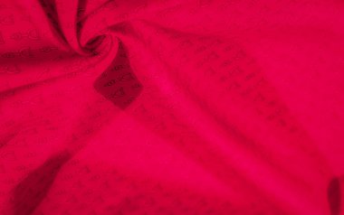 Bu çarpıcı kırmızı kumaş, keskin bir kontrast sunan, siyah üzengiye benzer detaylı bir geometrik tasarıma sahiptir. Işığın ve gölgenin etkileşimi kumaşın pürüzsüz dokusunu ve akış şeklini vurgular..