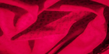 Bu canlı kırmızı kumaş bir dizi siyah üzengi dizaynını ızgara deseninde gösteriyor. Kumaşın kıvrımları tasarım ve ışık arasında dinamik bir etkileşim yaratır.,