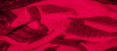 Karmaşık siyah üzengimsi desenleri olan zarif kırmızı kumaş, doğal olarak görülebilir kıvrımlarla akıyor. Çarpıcı desen modern, soyut bir cazibe yaratır. Çağdaş tasarım kullanımı için mükemmel..