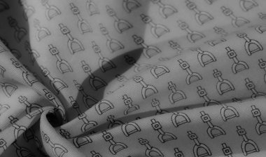 Bu gri pullu kumaş kıvrımlı zarif bir üzengi deseni sergiliyor. Yumuşak dokusu ve ince ayrıntıları onu lüks moda ve ev dekorasyonu projeleri için ideal bir seçim yapıyor..