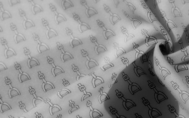 İnce üzengi desenli bu gri renkli tekstil çağdaş tasarımlar için mükemmeldir. Yumuşak kıvrımlar akışkan bir hareket yaratırken, siyah ve beyaz palet ince bir zarafeti korur..