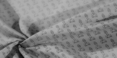 Bu gri renkli kumaş, yüzeyinde eşit aralıklarla siyah üzengi desenine sahiptir. Kumaşın nazik kıvrımları var. Yinelenen binicilikten esinlenilmiş tasarıma doku ve derinlik katıyor..