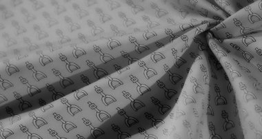 Bu açık gri kumaş siyah üzengi deseni sergiliyor, basitlik ve binicilik zarafetinin bir karışımını sunuyor. İnce doku ve doğal kıvrımlar kumaşların görsel çekiciliğini arttırır..