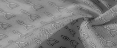 Bu gri renkli kumaş ince bir üzengi deseni içeriyor, ince bir şekilde yüzeye dikilmiş. Işık yakalayan kıvrımlar ve pürüzsüz doku siyah-gri binicilik motifine derinlik kazandırıyor..