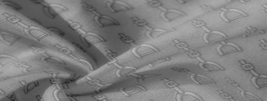 Hassas bir siyah üzengi deseni bu açık gri kumaşı süslüyor, parlak ve modern bir tasarım sunuyor. Nazik kıvrımlar kumaşın genel dokusunu ve derinliğini arttıran ince gölgeler yaratır..