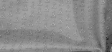 Açık gri bir arkaplanda parlak siyah üzengi desenine sahip olan bu kumaşın nazik kıvrımları ve yumuşak dokusu binicilikten esinlenilmiş tasarıma zarif ama modern bir hava katıyor..