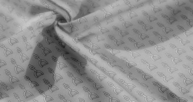 Gri tonlu kumaş hassas, tekrar eden üzengi desenli. Yumuşak kıvrımlar ve ince dokular malzemeye son moda ve iç dekorasyon için ideal, zarif ve lüks bir görünüm sağlıyor..