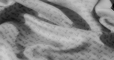 Bu kumaş gri tonlu bir palette ayrıntılı üzengi deseni gösteriyor. Yumuşak malzeme ve zarif kumaş, rafine ve lüks tekstil tasarımları yapmak için mükemmel hale getiriyor..